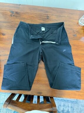 Nike Black Men’s Jogger Pants with Subtle Logo